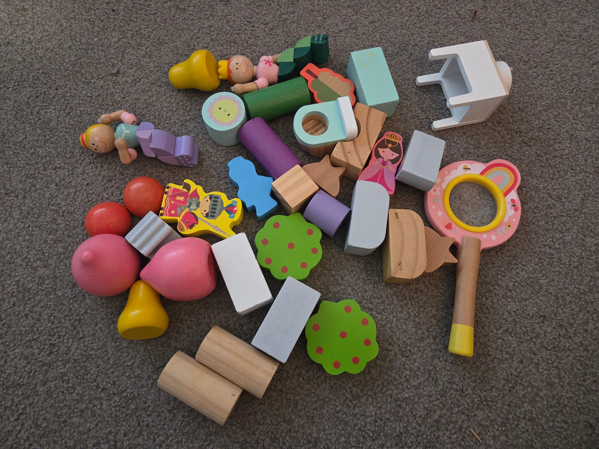 Bundle of wooden loose parts