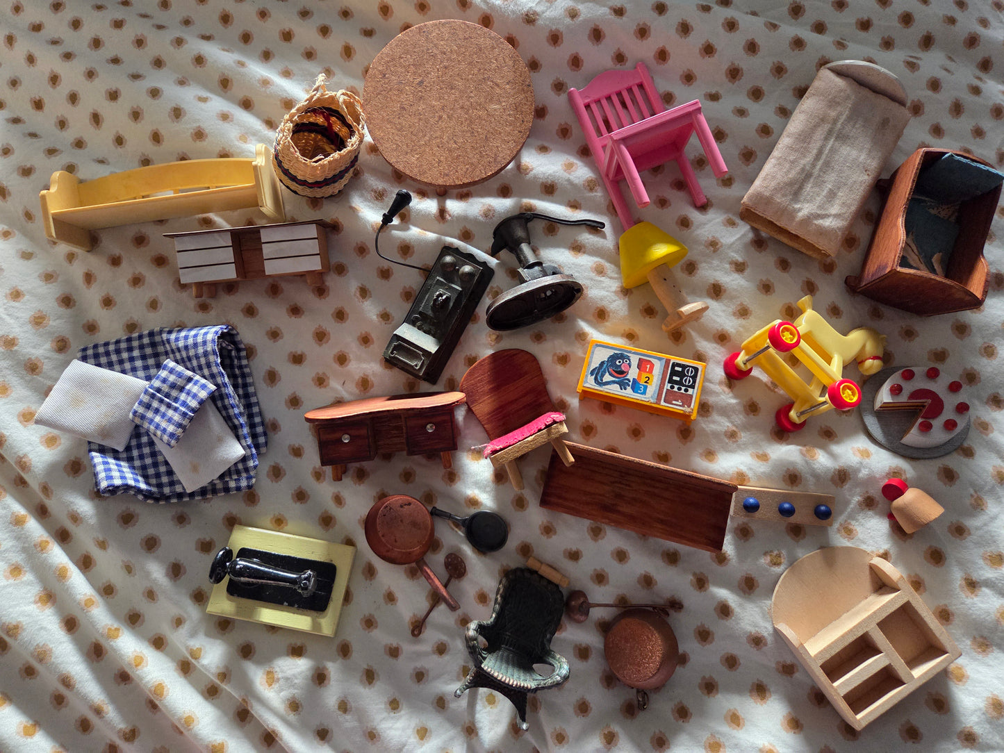 Bundle of dollshouse furniture