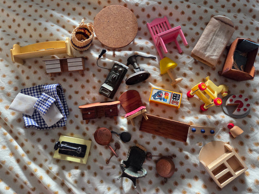 Bundle of dollshouse furniture