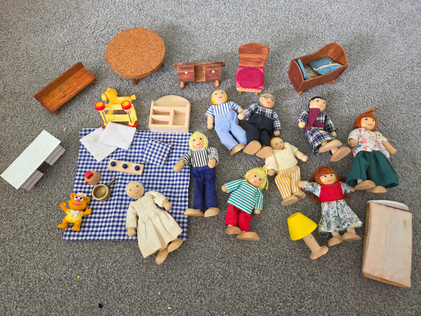 Large selection of dollshouse pieces